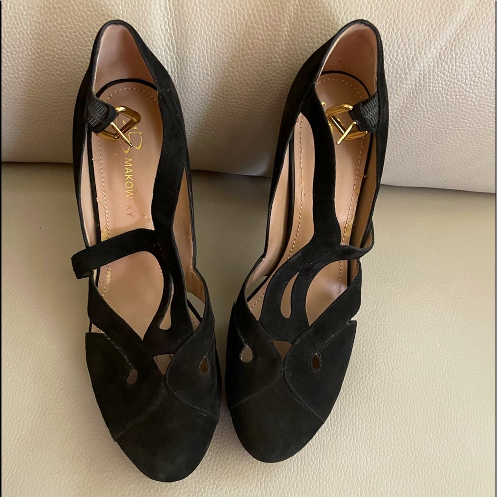 B Makowsky T strap faux suede shoe 4 1/2 inches